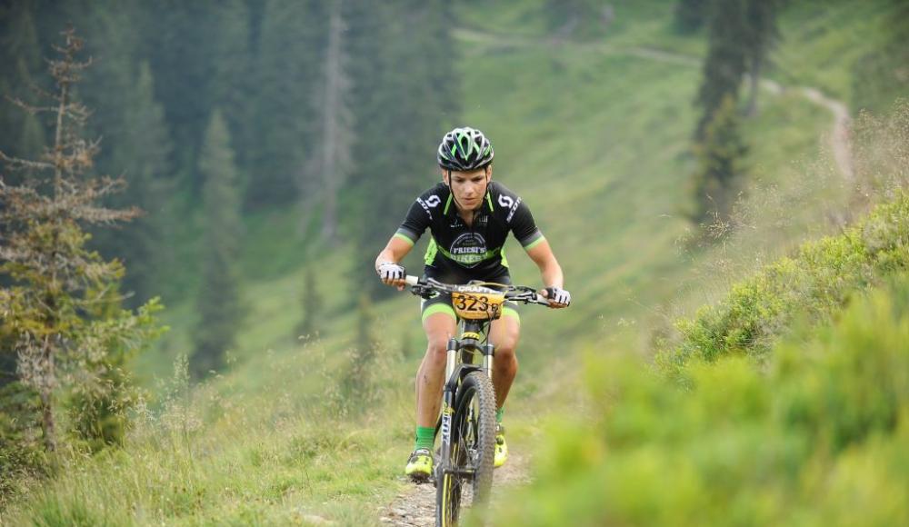 Veronika Windisch beim Biken