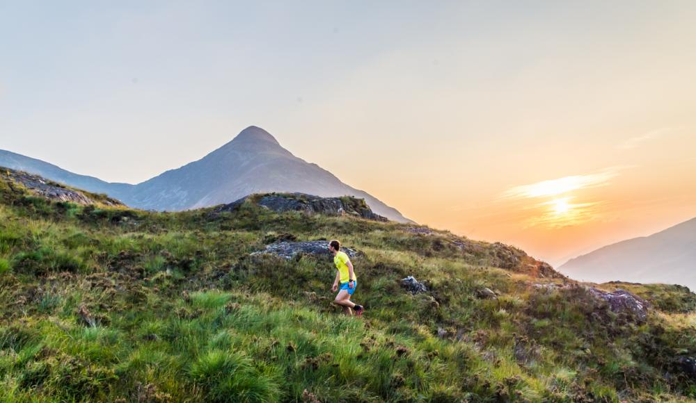 Mann beim Trailrunning im Gebirge