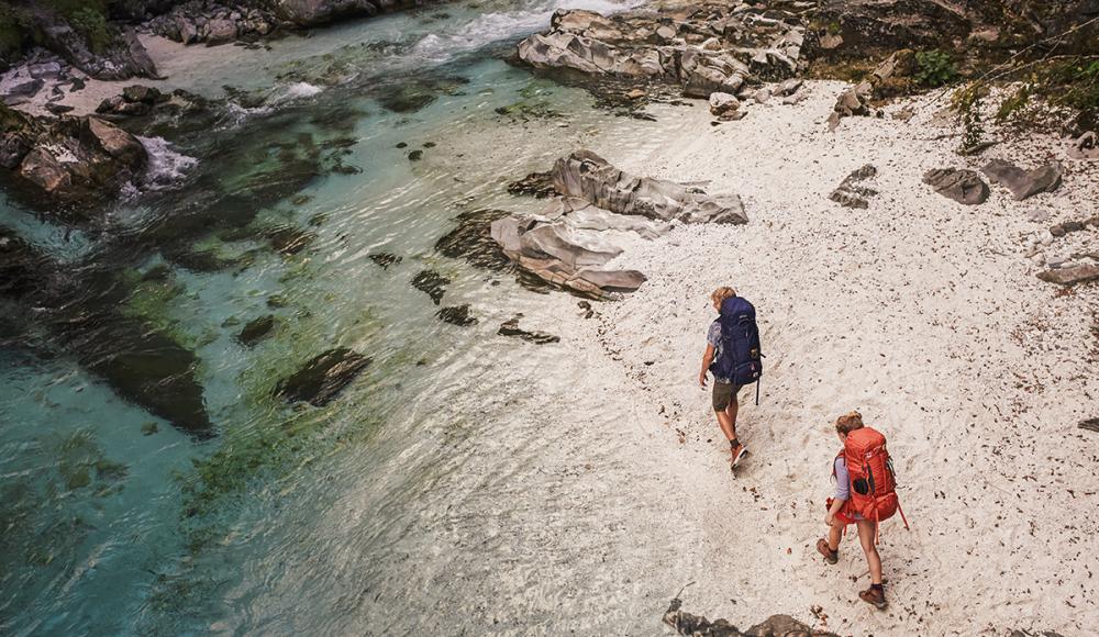 Wandern entlang des Wassers