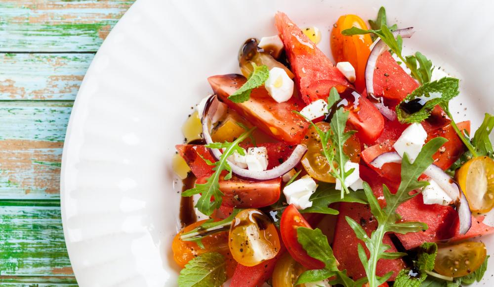 Gesunder Rezepttipp für den Sommer: Melonensalat mit Prosciutto und Ziegenkäse
