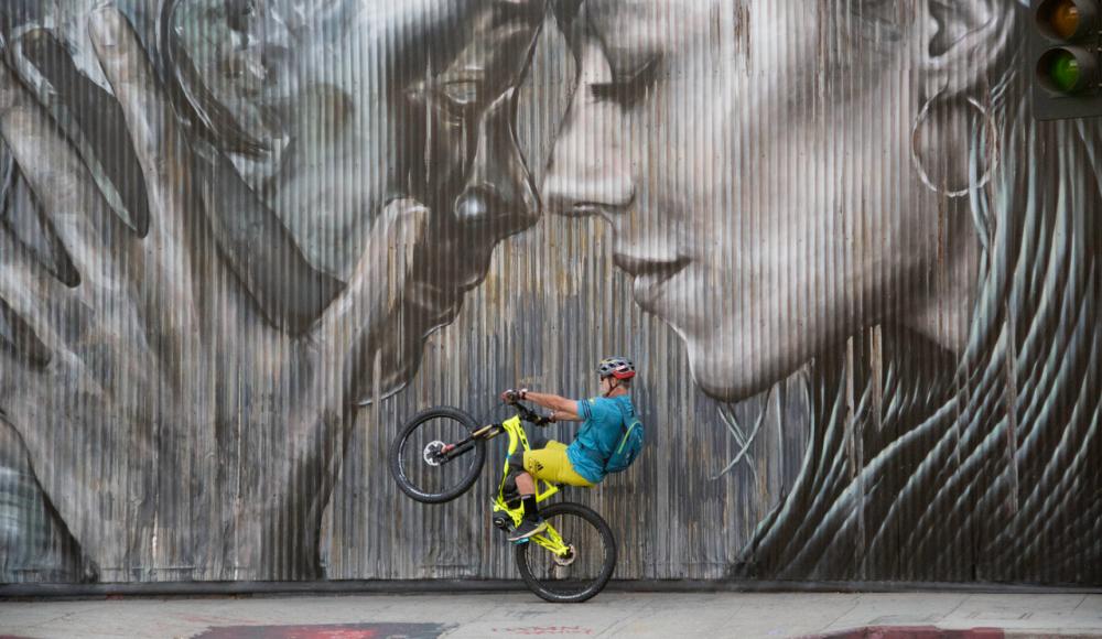 Hans Rey mit Bike in LA