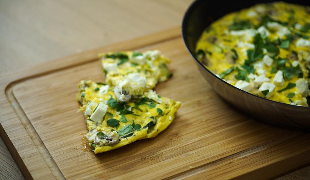 Gesunder Rezepttipp: Zucchini-Champignon-Frittata | SPORTaktiv.com
