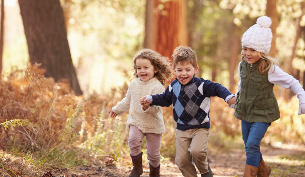 Kinder draussen beim Spielen