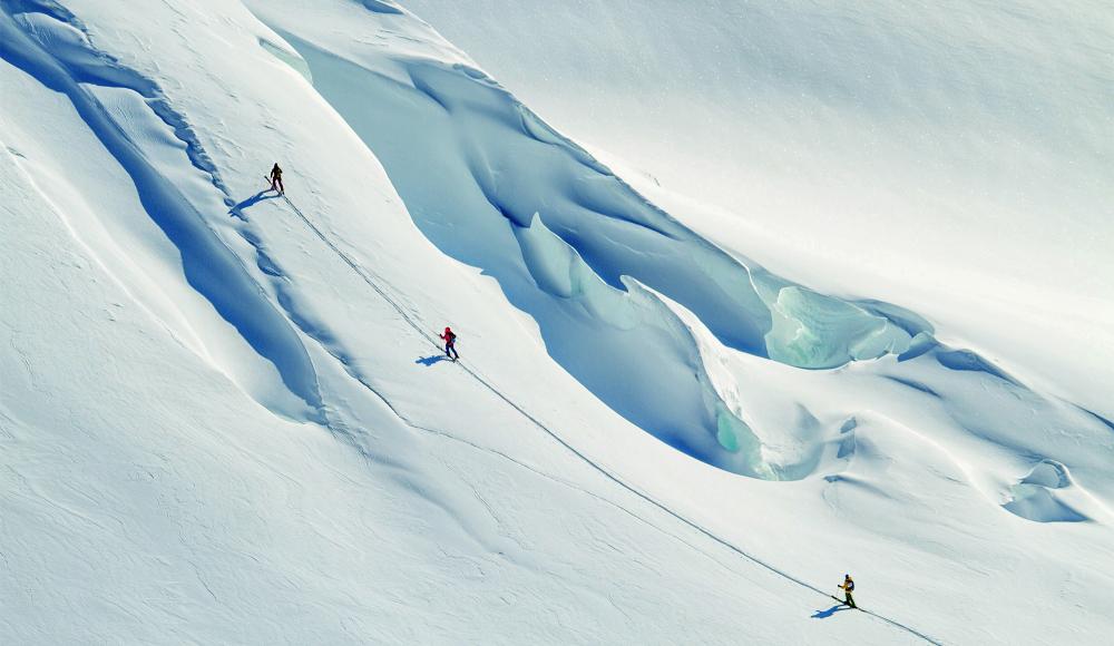 Spuren im Schnee-Skitourengehen