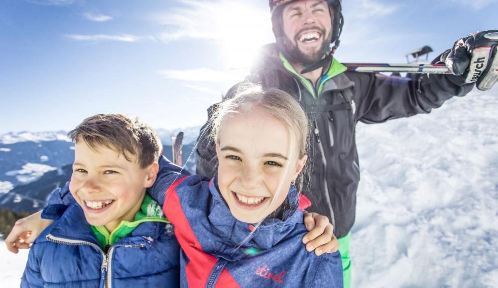 Familienfreude beim Skifahren im Zillertal