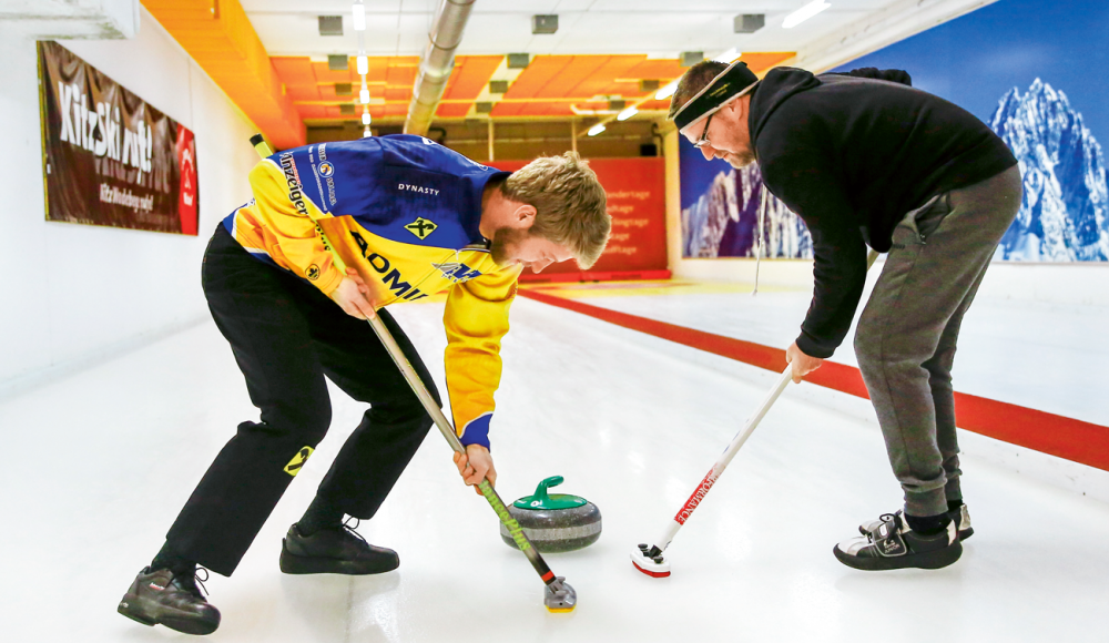 Wir gegen die Stars: SPORTaktiv-Reporter Markus Geisler wagt sich beim Curling aufs Eis