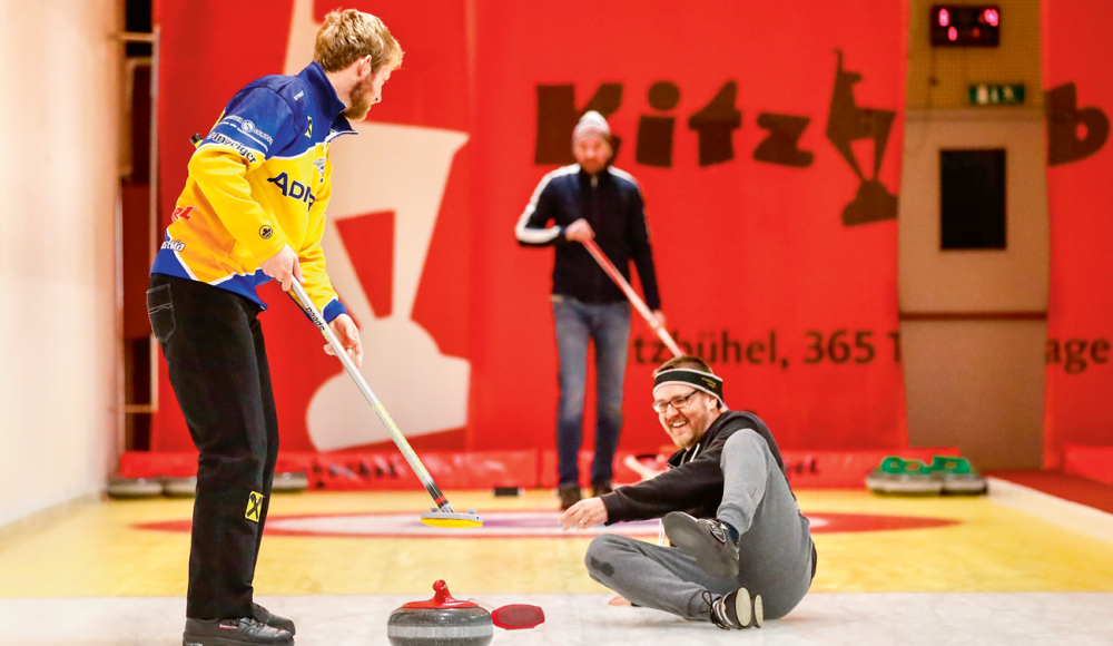 Wir gegen die Stars: SPORTaktiv-Reporter Markus Geisler wagt sich beim Curling aufs Eis
