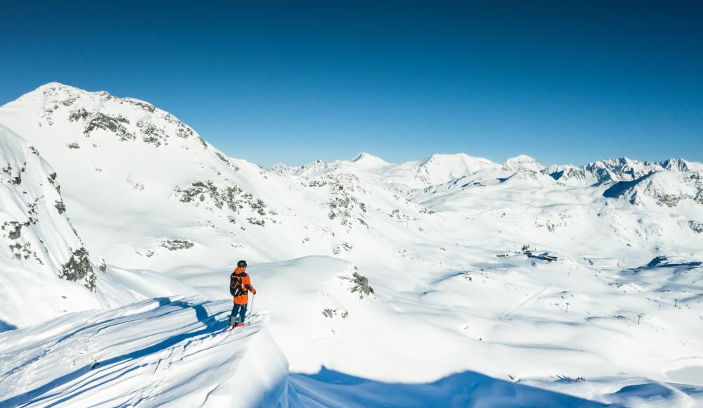 Ab auf die Piste: Wie klassisches Skifahren deine Stimmung in die Höhe treibt