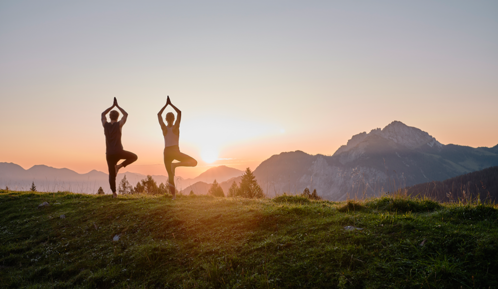 Outdoor-Sonnengruß: Warum du Yoga im Freien probiert haben musst