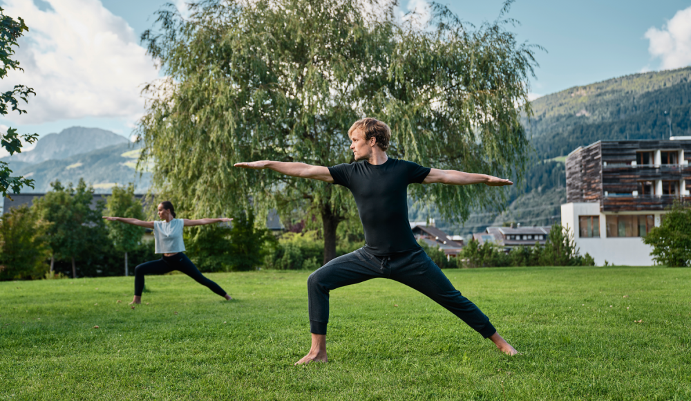 Outdoor-Sonnengruß: Warum du Yoga im Freien probiert haben musst