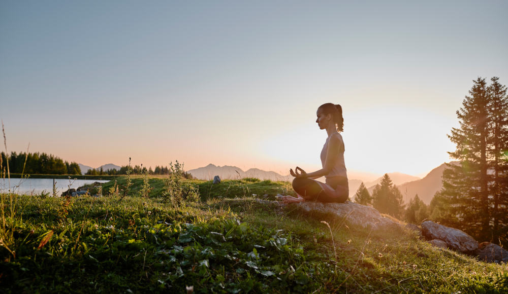 Outdoor-Sonnengruß: Warum du Yoga im Freien probiert haben musst