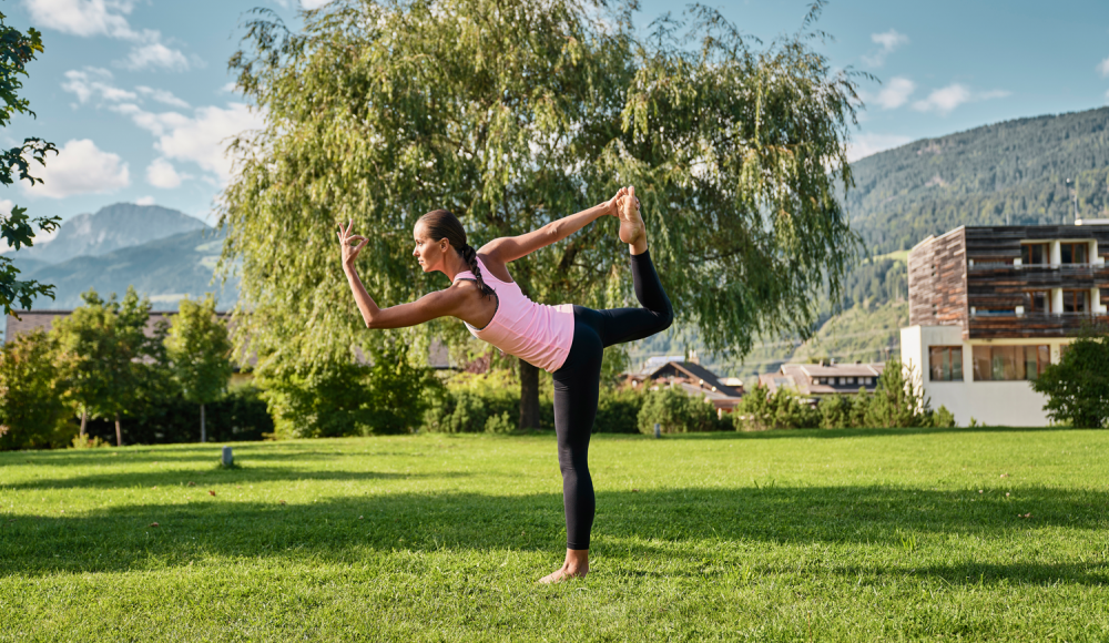 Outdoor-Sonnengruß: Warum du Yoga im Freien probiert haben musst