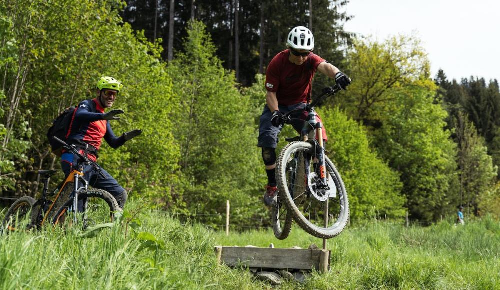 SAAC bietet im Sommer 2022 über 20 kostenlose Bike- und Kletter-Camp Termine