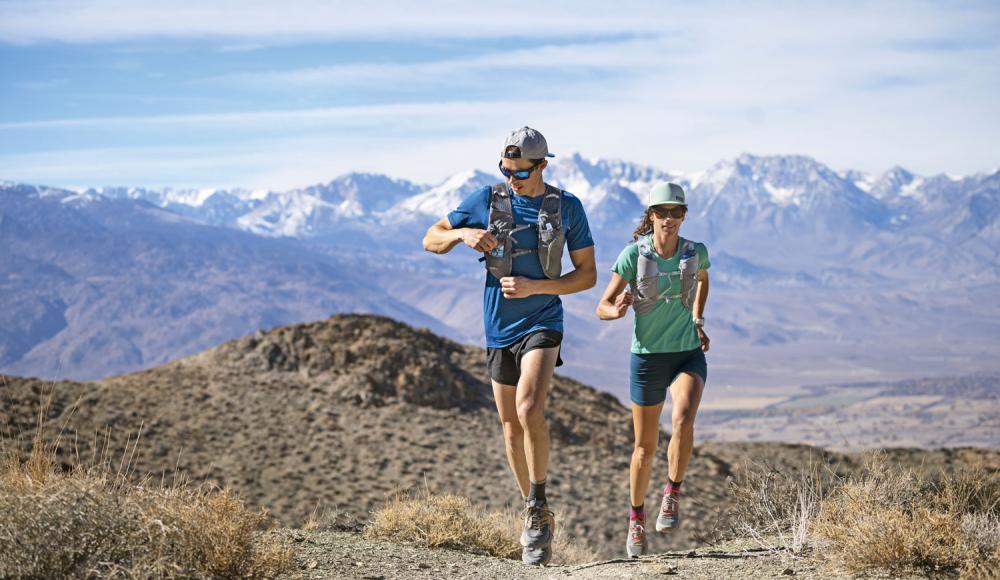 Mit Stock und Pack: Welches Equipment benötigen Trailrunner?