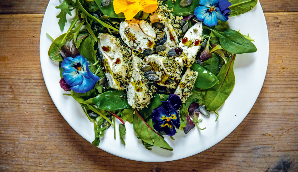 Gesunder Rezepttipp: Hühnerbrust im Kürbiskern-­Pfeffer-Mantel auf Blattsalat