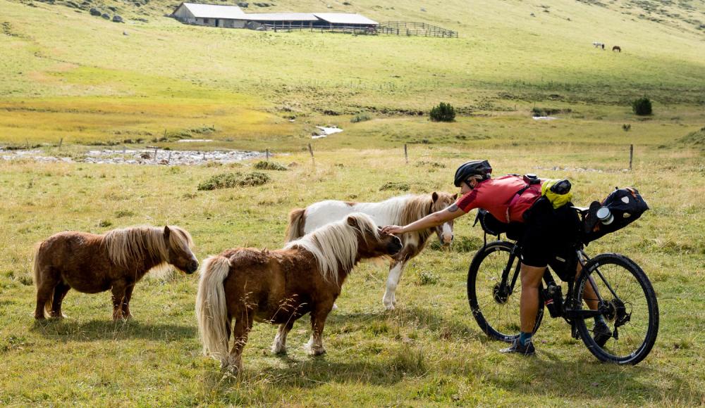 Komoot stärkt mit "gravELLE x komoot Women's Weekender" Event weibliche Bikepacking Community in der Schweiz