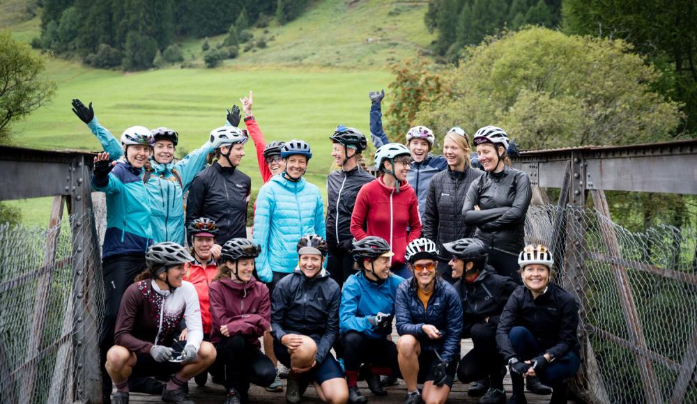 Komoot stärkt mit "gravELLE x komoot Women's Weekender" Event weibliche Bikepacking Community in der Schweiz