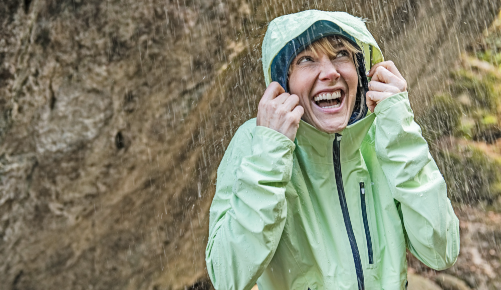 Nimm's leicht, wenn's regnet: Alles über kompakte Regenjacken zum Wandern