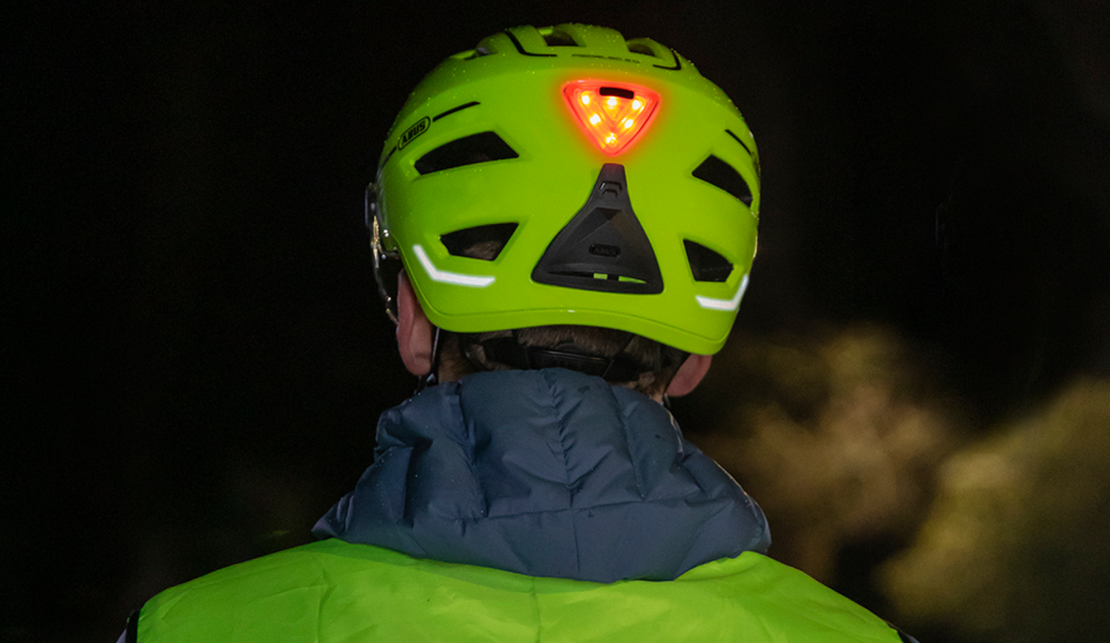 Sehen und gesehen werden: Mit ABUS bist du im Herbst sichtbar im Straßenverkehr unterwegs