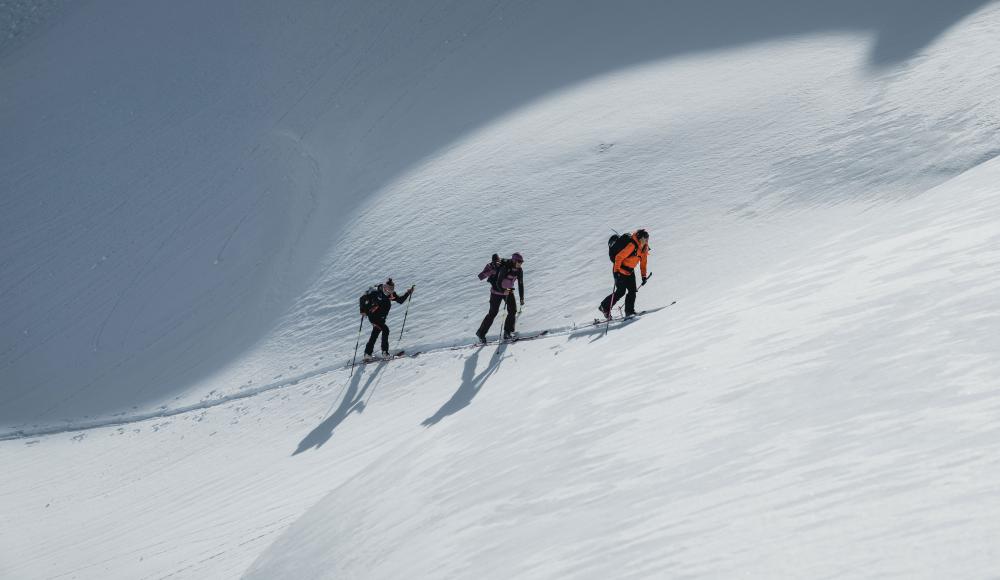 For Women Only: Gewinne 2 Plätze für das #shadesofwinter Freetouring – Skitouren Camp mit Sandra Lahnsteiner!