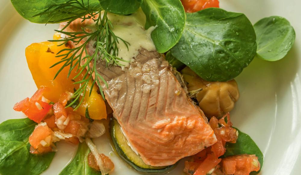 Gesunder Rezepttipp: Ofenlachsforelle mit mariniertem Antipasti-­Gemüse und Tomatensalsa