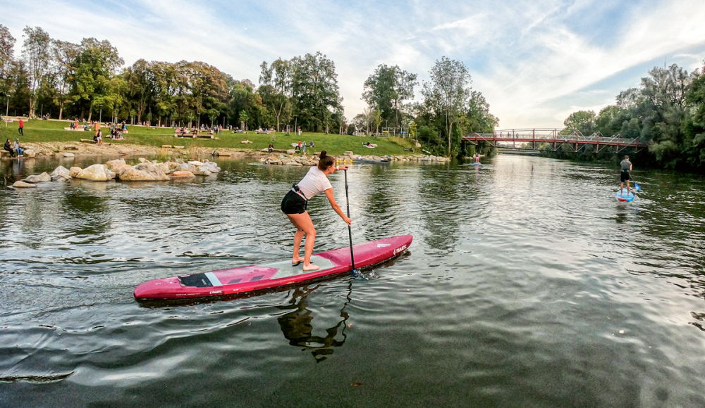 Womit man sich im Sommer am und im Wasser fit halten kann