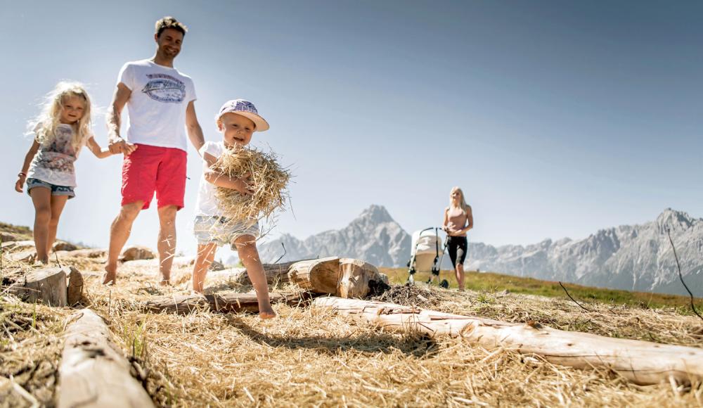 Mit kleinen Schritten: Wie man samt Nachwuchs erfolgreich durch den Herbst wandert