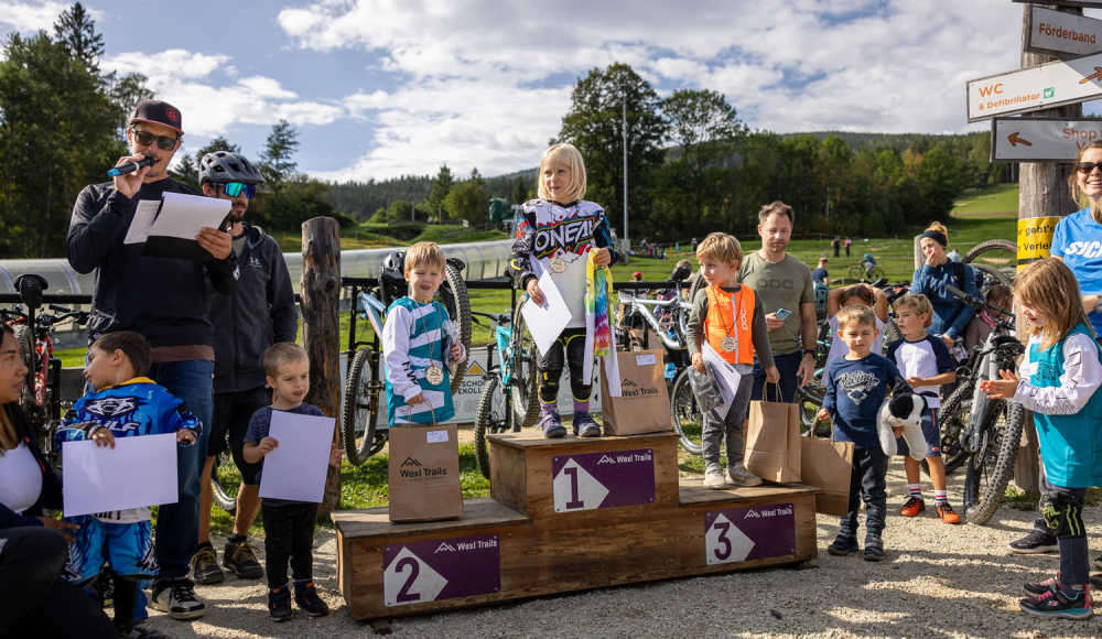 170 Kinder am Start des Mountainbike Rennens in St. Corona am Wechsel