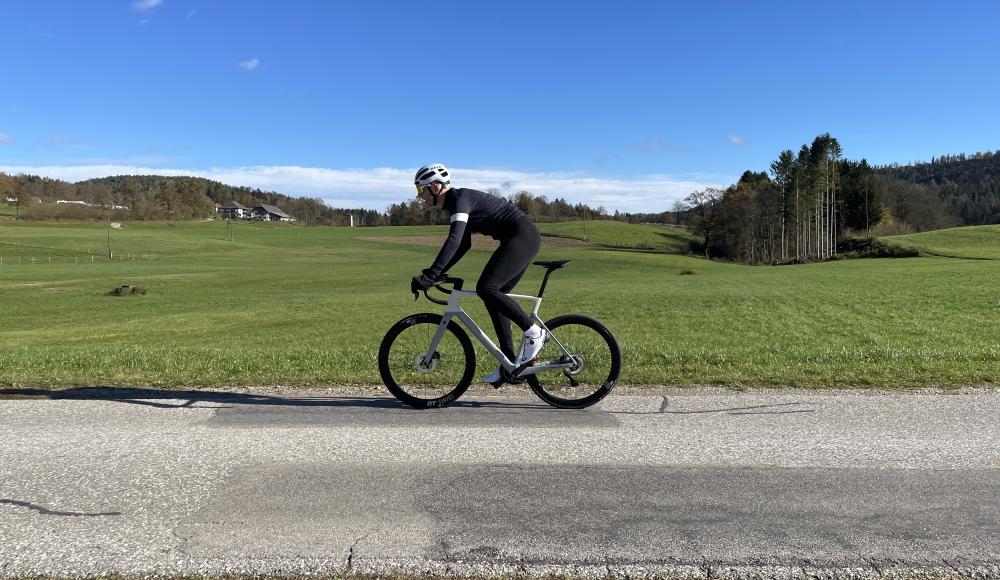 Rakete auf zwei Rädern: das FOCUS IZALCO 9.8 im SPORTaktiv Praxistest