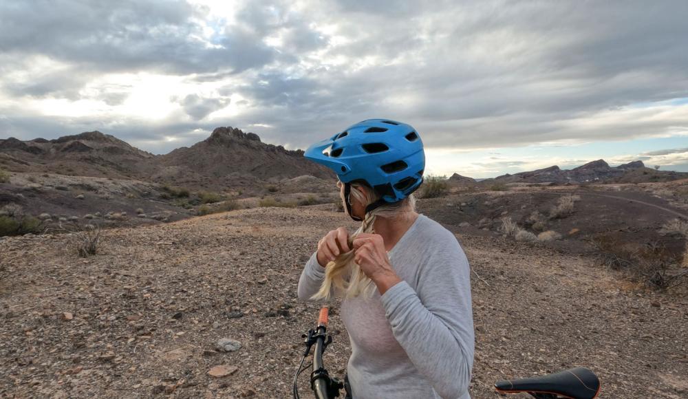 Helmfrisur: 5 Hairstyles fürs Klettern, Ski- und Radfahren