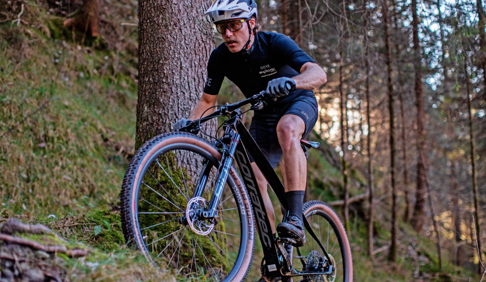 Racers Edge: Was Cross-Country-, ­Marathon- und Down­country-Bikes ausmacht