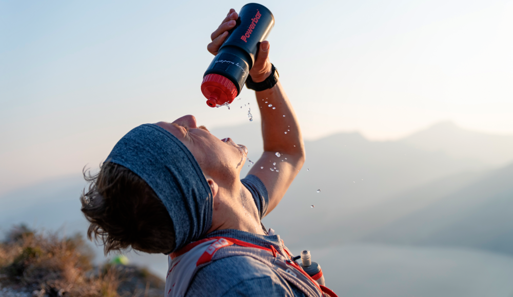 Trink-Taktik: Wann Flüssigkeit und wann zudem Kohlenhydrate im Sport gefragt sind
