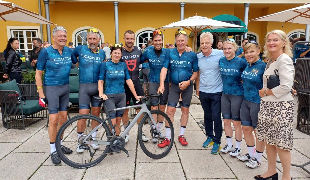 Skikaiser Franz Klammer und sein prominentes Gefolge erradelten 50.000 Euro für den guten Zweck