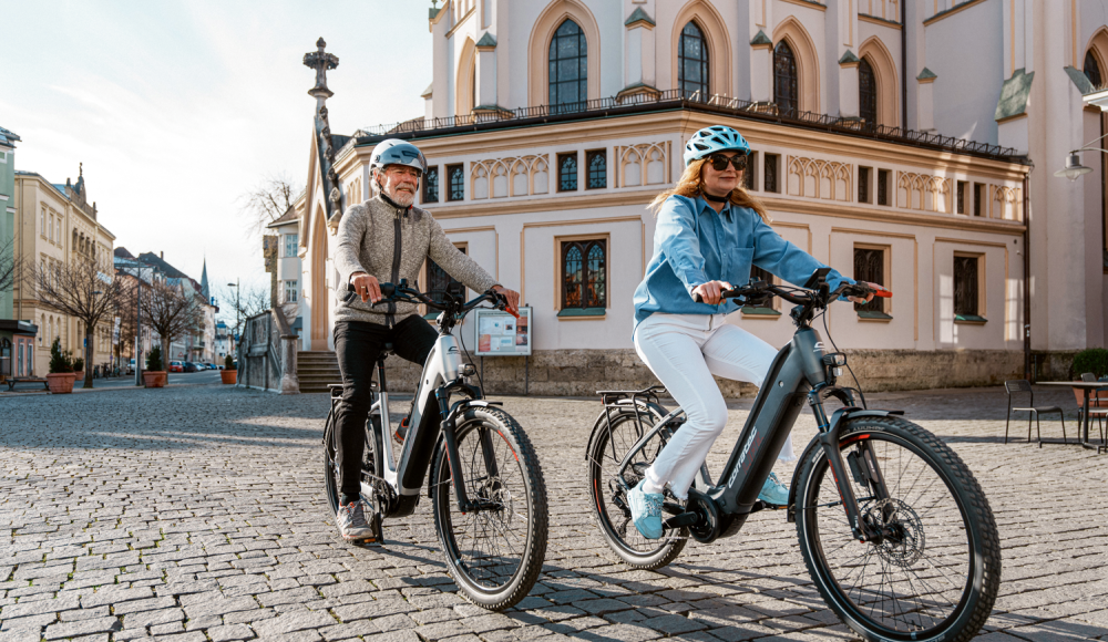 Ohne Schirm, dafür mit Charme und Motor: Die Suche nach dem perfekten Tourenbegleiter im E-Bike-Dschungel