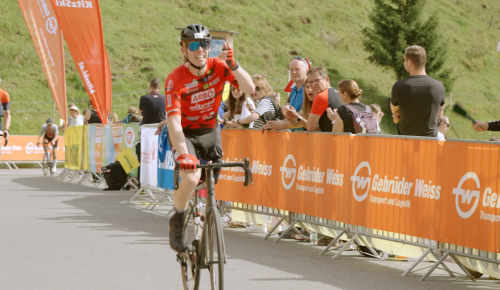 4.600 Höhenmeter, ein Bein, pure Inspiration: Einbeiniger Athlet sorgt beim Kitzbüheler Radmarathon für Gänsehautmoment