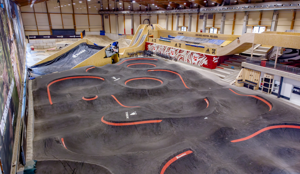 Indoor-Bikepark in der AREA 47 – deine ultimative Winter-Location für Training, Action und entspannte Nächte