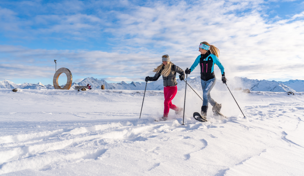 Auf leisen Pfaden: Die Stille des Winters in Wanderschuhen und auf Schneeschuhen entdecken