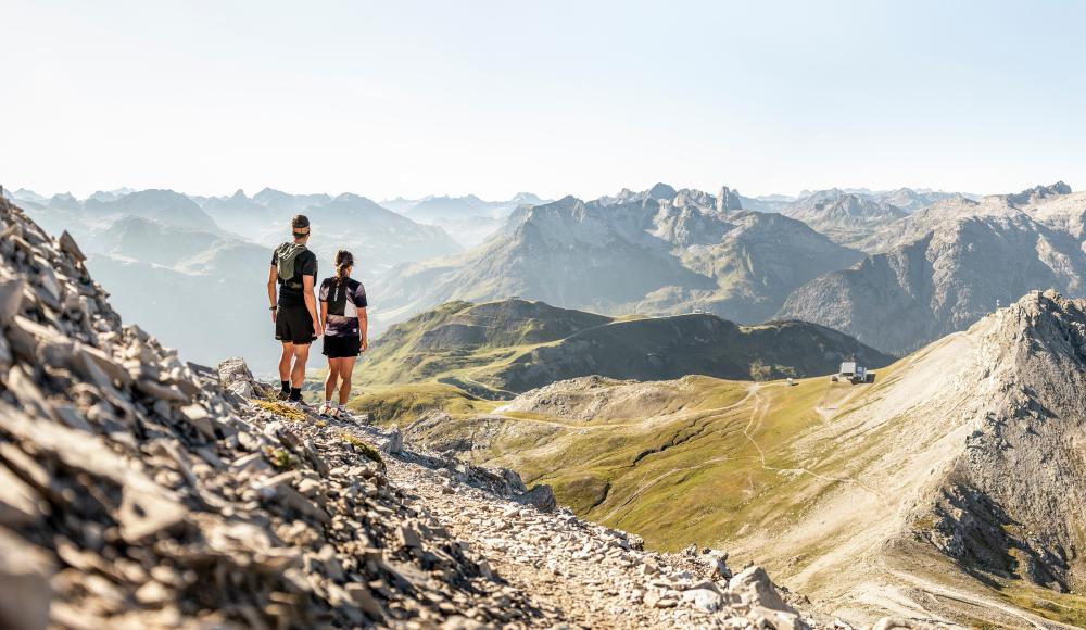 HIER OBEN. Wo Weite, Ruhe und alpine Höhenlagen aufeinandertreffen, wird der Blick auf die Region frei