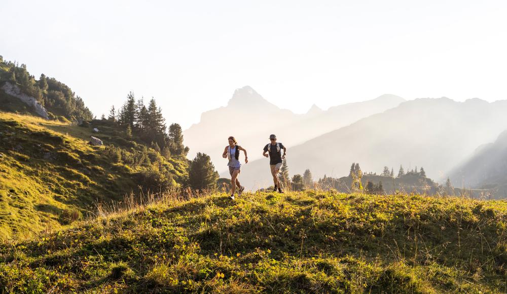 HIER OBEN. Wo Weite, Ruhe und alpine Höhenlagen aufeinandertreffen, wird der Blick auf die Region frei