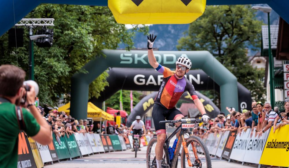 4.200 Biker aus 42 Nationen: Somavilla und Pliem triumphieren bei der Salzkammergut Mountainbike Trophy