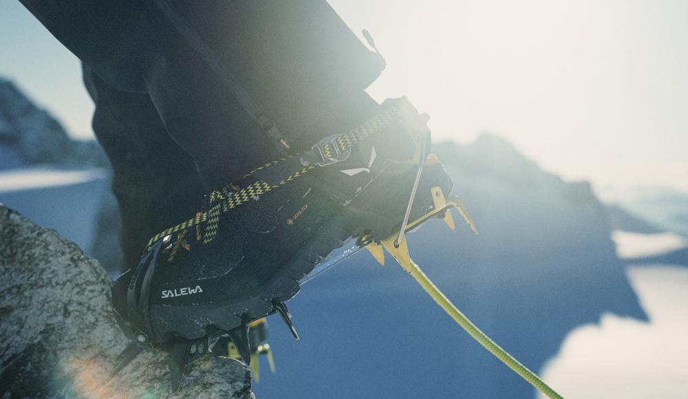 „All unsere Erfahrung und die unserer Athleten steckt in der neuen Ortles Mountaineering Kollektion“, erklärt Manuele Cola, Product Director bei Salewa. „Wir beobachten, dass moderne Alpinistinnen und Alpinisten technische Performance, Sicherheit und Flexibilität erwarten. Gleichzeitig wünschen sie sich Produkte, die intuitiv funktionieren und sich auf das Wesentliche konzentrieren. Genau daraus ist die neue Kollektion entstanden.“ Dabei verfolgt Salewa einen klaren Ansatz: Jedes Produkt soll genau die Eige