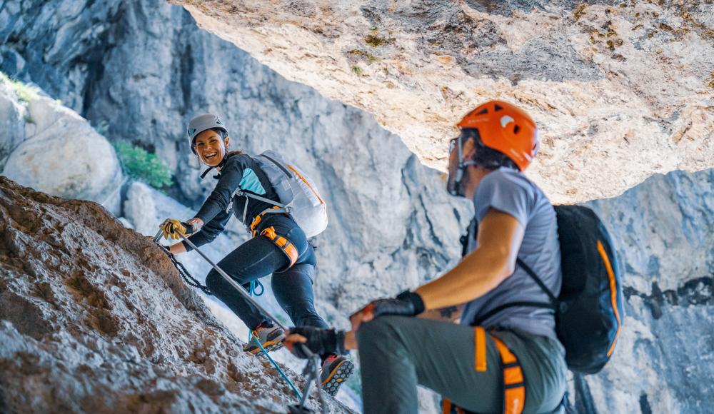 Sicher in die Vertikale - Was bei Klettersteigset, Klettergurt, Helm und Klettersteigschuhen zählt