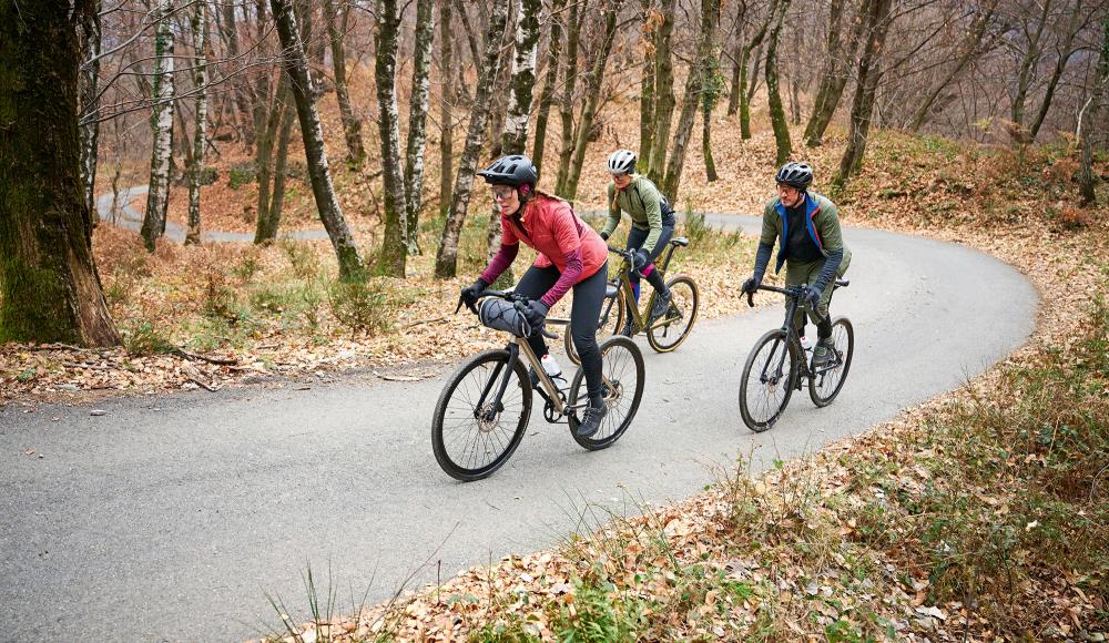 Rauf treten, runter rollen: Bekleidungstipps für Herbst-Biketouren