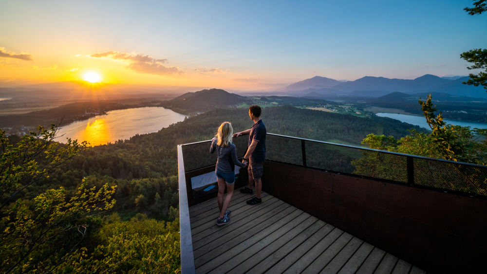 © Tourismusregion / Tourismusregion Klopeiner See- Südkärnten / Gert Perauer / Blick über die Berg- und Seenlandschaft Südkärntens. Sie bietet ideale Voraussetzungen, um auf unterschiedliche Art und Weise in Bewegung zu kommen. Region Klopeiner See – Südkärnten: Wilde Berge und siebeneinhalb Seen