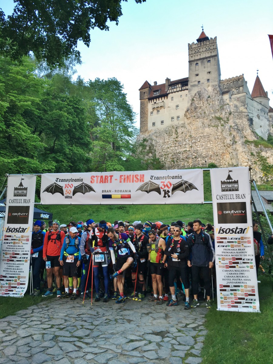 Start des Transylvania Ultra unter dem Castelul Bran / Bild: Höfler