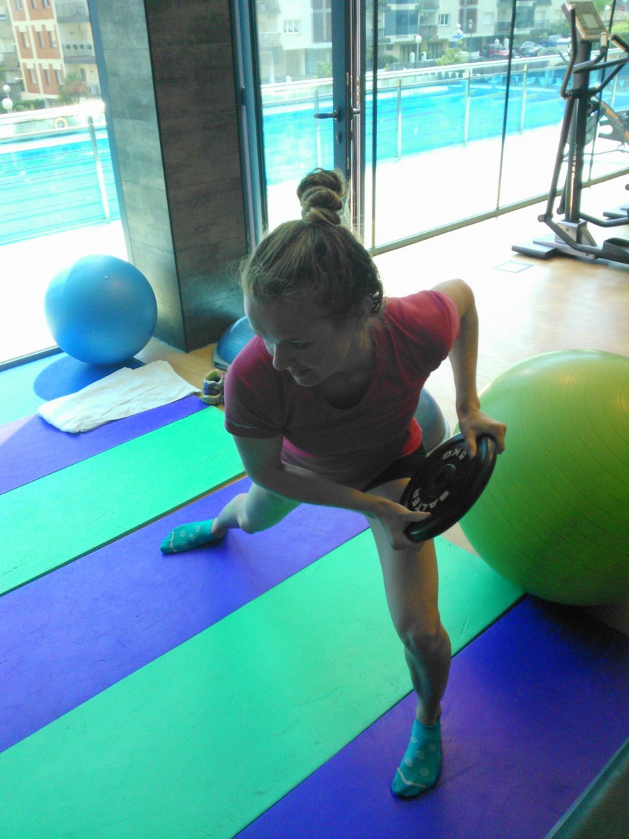 Bloggerin Nicole beim Stabilitätstraining im Fitnessstudio / Bild: unicorn-racing