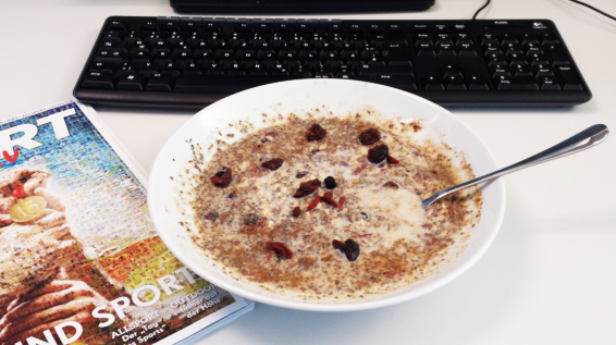 Veganes Powerfrühstück für Sportler: Mandelmilch, Chiasamen, Beeren, Haferflocken, Haselnüsse und Zimt / Bild: Christoph Lamprecht